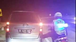Polantas Dorong Mobil Pemudik Selama 3 Kilometer di Tol Cipali, Aksi Viral Dihargai Pengendara