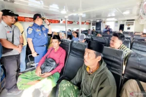 Polantas Gresi​k Cepat Tanggap, Antarkan Pasutri Situbondo yang Tertinggal Bus Mudik