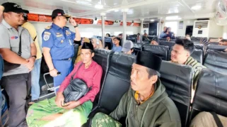 Polantas Gresi​k Cepat Tanggap, Antarkan Pasutri Situbondo yang Tertinggal Bus Mudik
