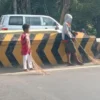 Potret Semrawut Penyapu Koin di Jembatan Sewo, Indramayu: Tertabrak Mobil, Kompensasi KDM Tak Efektif, Penertiban Tak Membuahkan Hasil