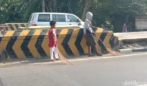 Potret Semrawut Penyapu Koin di Jembatan Sewo, Indramayu: Tertabrak Mobil, Kompensasi KDM Tak Efektif, Penertiban Tak Membuahkan Hasil