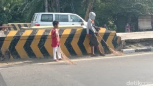 Potret Semrawut Penyapu Koin di Jembatan Sewo, Indramayu: Tertabrak Mobil, Kompensasi KDM Tak Efektif, Penertiban Tak Membuahkan Hasil