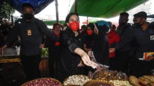 Pria Ampenan Diperiksa Polisi Usai Dikejar Massa di Pasar Kebon Roek Saat Lebaran Topat