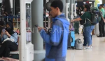 Pulangan Lebih Awal, Mudik Belakangan: Cerita Pemudik di Stasiun Senen