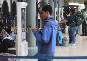 Pulangan Lebih Awal, Mudik Belakangan: Cerita Pemudik di Stasiun Senen