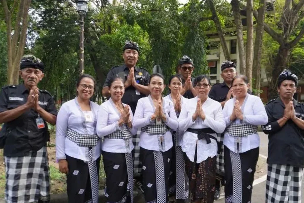 Pura-Pura yang Menyambut Semua Pengunjung