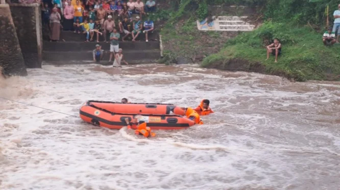 Remaja 17 Tahun Tewas Terseret Arus Sungai Sampean Baru di Bondowoso