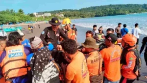 Remaja Hilang Terseret Arus di Pantai Timur Pangandaran, Serangkaian Insiden Bahaya di Pesisir Jawa