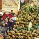 Ribuan Pengunjung Rayakan Kirab Ketupat Coklat di Blitar
