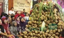 Ribuan Pengunjung Rayakan Kirab Ketupat Coklat di Blitar