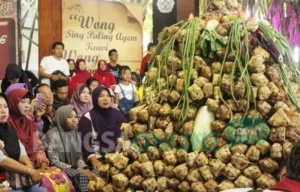 Ribuan Pengunjung Rayakan Kirab Ketupat Coklat di Blitar