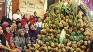 Ribuan Pengunjung Rayakan Kirab Ketupat Coklat di Blitar