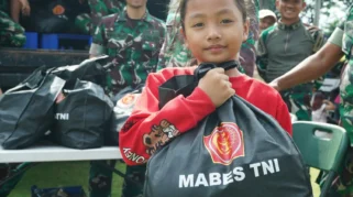 Ribuan Warga Antusias Buka Paket Sembako di Bazar Rakyat Monas