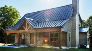 Rumah Kecil yang Menyatu dengan Pegunungan: Desain Atap Seng Praktis dan Efisien