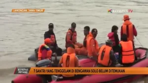 Santri Lamongan Kuras Banjir Pakai Gayung-Timba, Sindir Pemerintah Karena 4 Bulan Tak Teratasi