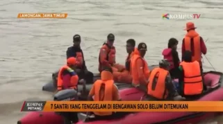 Santri Lamongan Kuras Banjir Pakai Gayung-Timba, Sindir Pemerintah Karena 4 Bulan Tak Teratasi