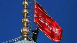 Bendera merah berkibar di Masjid Jamkaran Iran