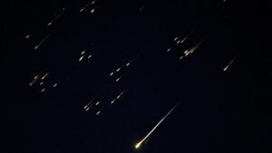 rudal Iran terlihat melesat di langit menuju Israel