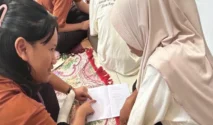 Siswa mengajar warga membaca di Kampung Papring Banyuwangi
