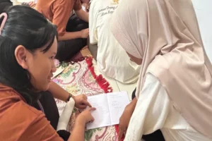 Siswa mengajar warga membaca di Kampung Papring Banyuwangi