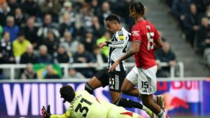 Senne Lammens dalam laga Newcastle vs Manchester United