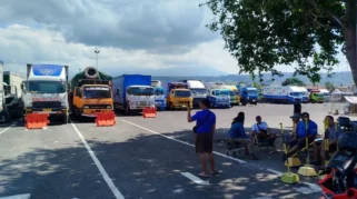 Sopir Truk Tertahan di Pelabuhan Ketapang Saat Nyepi, Risiko Lebaran di Jalan