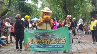 Surabaya Lengang, Ribuan Wisatawan Memadati Parade Satwa di KBS