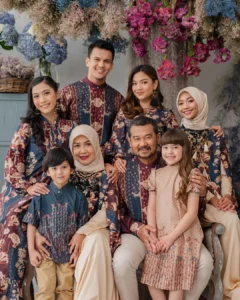 Tasyi Athasyia Hadapi Konflik Keluarga di Lebaran, Tetap Tampil Modis dengan Gaya Pastel