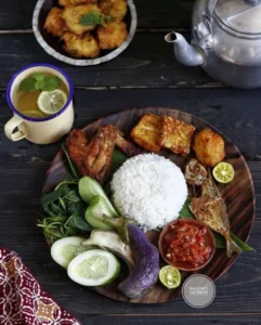 Tempat Ngopi dengan Sajian Makanan Ringan Tradisional Banyuwangi
