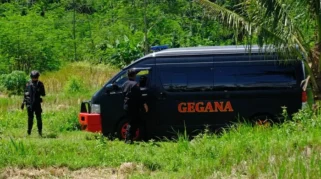 Tim Gegana Brimob Polda Jateng Musnahkan Bahan Peledak Black Powder di Tembalang, Semarang