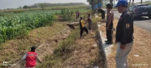 Tim URC PUPR Nganjuk Bersihkan Saluran Air untuk Memastikan Irigasi dan Mencegah Banjir
