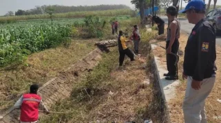 Tim URC PUPR Nganjuk Bersihkan Saluran Air untuk Memastikan Irigasi dan Mencegah Banjir