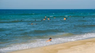 Tips aman berenang di Pantai Plengkung: Persiapan sebelum masuk air
