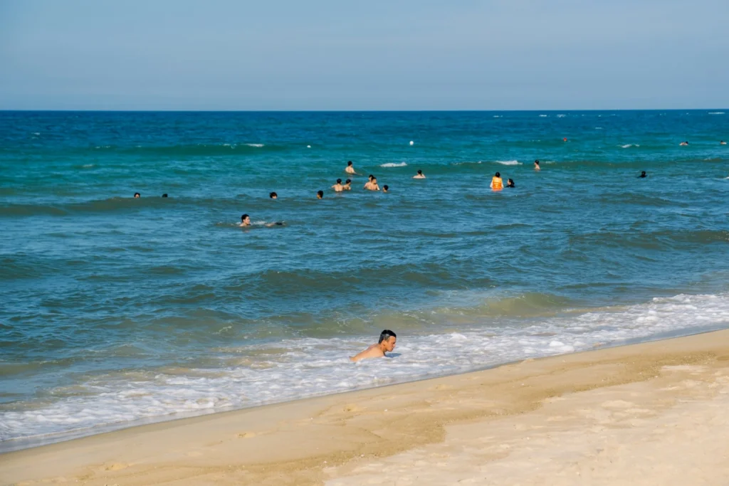 Tips aman berenang di Pantai Plengkung: Teknik berenang yang tepat