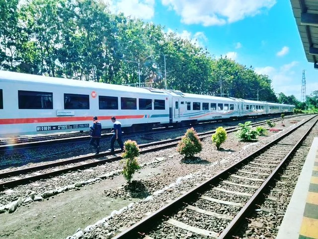 tips perjalanan kereta api ke Jember: Mengoptimalkan Waktu di Stasiun