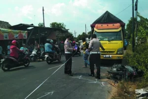 Tragedi di Pintu Masuk Ringroad Mojoagung: Dua Pengendara Motor Tewas Tertabrak Truk Hino
