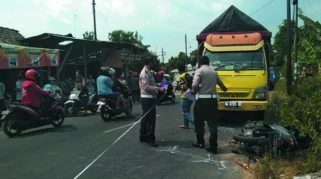 Tragedi di Pintu Masuk Ringroad Mojoagung: Dua Pengendara Motor Tewas Tertabrak Truk Hino