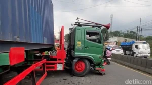 Truk Kontainer Menabrak Motor yang Berhenti di Jalan Raya Brantas, Jombang