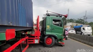 Truk Kontainer Menabrak Motor yang Berhenti di Jalan Raya Brantas, Jombang
