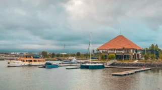 Waktu terbaik berkunjung ke Pantai Marina Boom Banyuwangi: Musim Kemarau sebagai Pilihan Utama