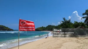 Warga Dilarang Berenang di Pantai Holtekamp Usai Serangkaian Kecelakaan di Lampung Selatan