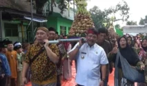 Warga Kepuh Bener Nganjuk Rayakan Tradisi Kupatan dengan Kirab Gunungan Ketupat