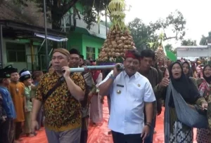 Warga Kepuh Bener Nganjuk Rayakan Tradisi Kupatan dengan Kirab Gunungan Ketupat