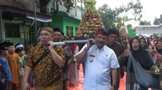 Warga Kepuh Bener Nganjuk Rayakan Tradisi Kupatan dengan Kirab Gunungan Ketupat