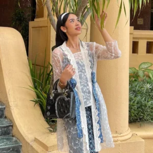 7 Inspirasi Outfit Hari Kartini Berwarna Cream yang Elegan