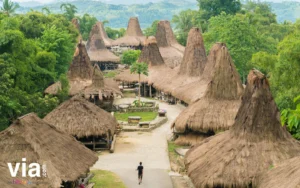 9 Potret Bella Graceva Liburan di Sumba, NTT, Jelajah Kampung Adat