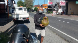 Warga Kesulitan Dapatkan Gas Melon