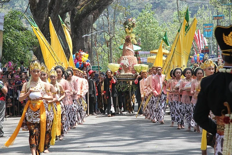 Adat Istiadat dan Upacara: Menyulam Identitas