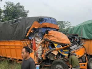 Adu Banteng Fuso dan Sigra di Kalipuro, Sopir Selamat