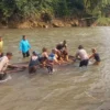 Akses Terputus, FAJI dan Relawan Bantu Pelajar Menyeberang Sungai di Jubung, Jember